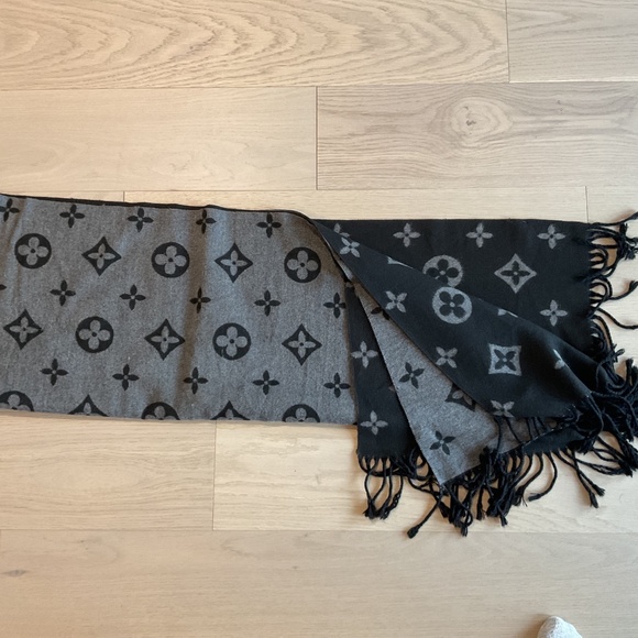 Fall/winter reversible scarf, muffler, shawl with Vuitton details - Picture 3 of 3